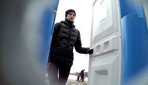 Зашла в биотуалет поссать и крупно засветила дырочку