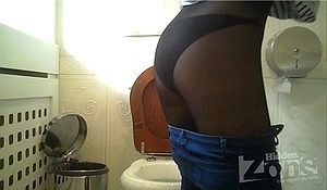 Девушка с большой прокладкой зашла пописать в туалет
