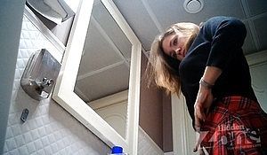 Подсматривают в туалете за симпатичной писающей девушкой