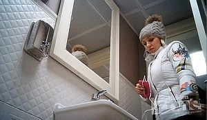 В женском туалете подглядели за очаровательной девушкой