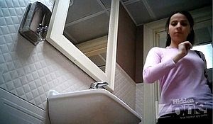 Подсматривают в туалете за ссущей брюнеткой