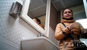 Девушка писает в сортире не замечая камеру