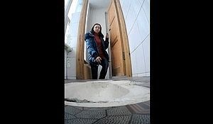 За студенткой незаметно подглядывают в туалете техникума