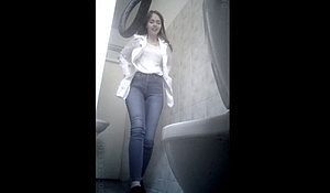 Симпатичная девушка писает в туалете поликлиники