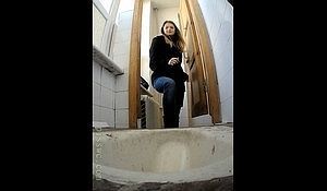 В туалете подсматривают как писает молодая красотка