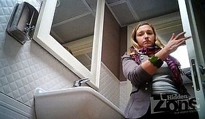 Пухлая женщина с большой жопой показала на камеру писающую щель