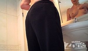 Женщина зашла в туалет и показала сиськи