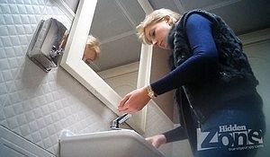 Женщина зашла в общий туалет и пописала стоя раком