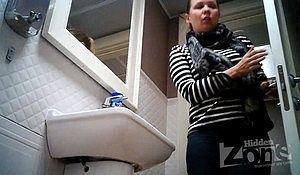 Девушка спустила трусы и пописала в туалете кафе