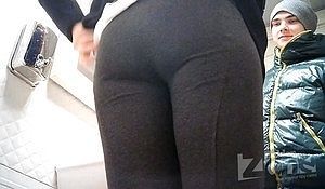 Девушка попросила парня сходить вместе с ней в туалет