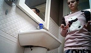 Пилотку девушки засняли в туалете на камеру