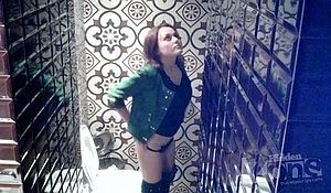 Девушку в помещении туалета засняли две камеры