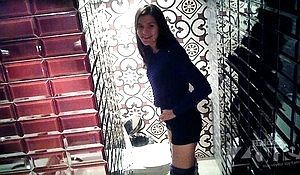 Веселая девушка спалилась писая в туалете