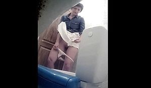 Зрелая брюнетка помочилась в публичном туалете