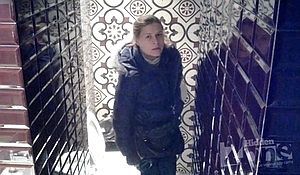 Молодая особа крупно засветила в туалете писающую щелку