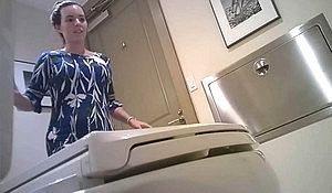 Девушка захотела ссать и зашла в туалет с камерой