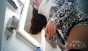 Девушка зашла в туалет справить нужду и показала голую щелку