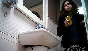 Брюнетка с прыщавой попой мочится в общем туалете