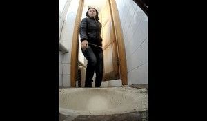 Студентка крупно показала свою пилотку в туалете