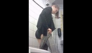 Девушки светят в туалете свои киски перед камерой