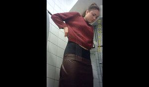 Хитрый парень заснял писающих девушек  в туалете колледжа