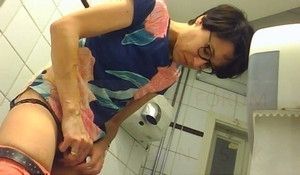 Камера стоящая за унитазом снимает в студенческом туалете