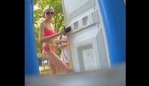 Худышка писает в кабинке уличного туалета