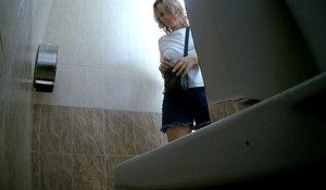 Женщина зашла в туалет пописать