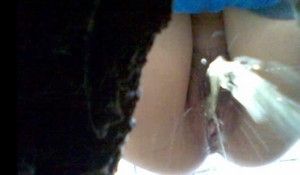 Девушка писает и подмывается в туалете