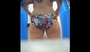 Зрелая женщина спалила свою киску в туалетной кабинке