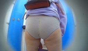 Пописала в биотуалете и не подтираясь надела трусы