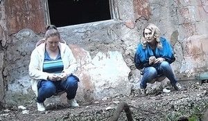 Подруги не знают о скрытой камере и писают на улице