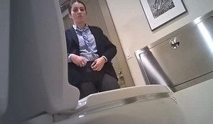 Девушка несколько раз попалась в туалете на скрытую камеру