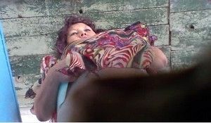 Казашка писает и жиденько срет в уличном сортире