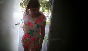 Спрятался в туалете и подсмотрел за писающей девкой