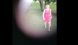 Шпионят за девушкой зашедшей в уличный туалет