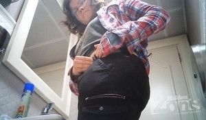 Смотрим как писает в туалете зрелая баба в очках