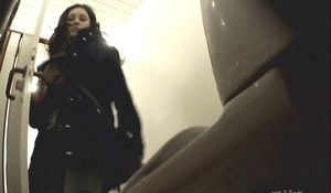 Девушек заходящих в туалет поссать засняли на камеру