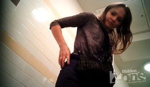 Молодая девушка шикарно спалилась в общественном туалете