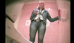 Девушки показывают в туалете голые жопы и киски