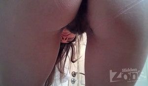 Девушка выставив попу писает в туалете