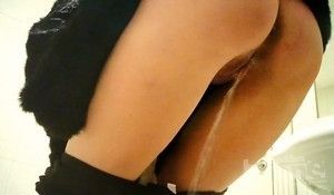 Спрятали в туалете камеру, и засняли как девушка писает