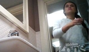 Девушка писает в туалете и не знает что за ней подсматривают