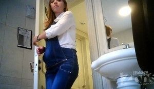 В туалет зашла беременная молодуха и пописала на скрытую камеру
