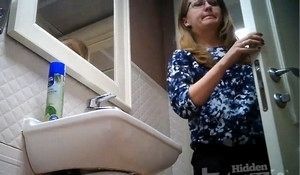 Камера засняла в туалете девушку, пускающую в унитаз струю мочи