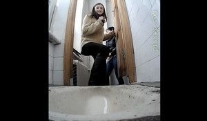 Подружки студентки засветились в туалете перед камерой