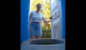 Скрытой камере хорошо видена голая пилотка девушки зашедшей в туалет