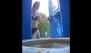 На пляже поставили туалет, а в внутри скрытую камеру