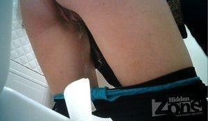 Женщина в туалете не видит спрятанную камеру