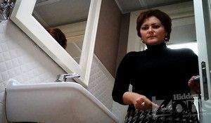 Зрелая женщина спалилась в туалете